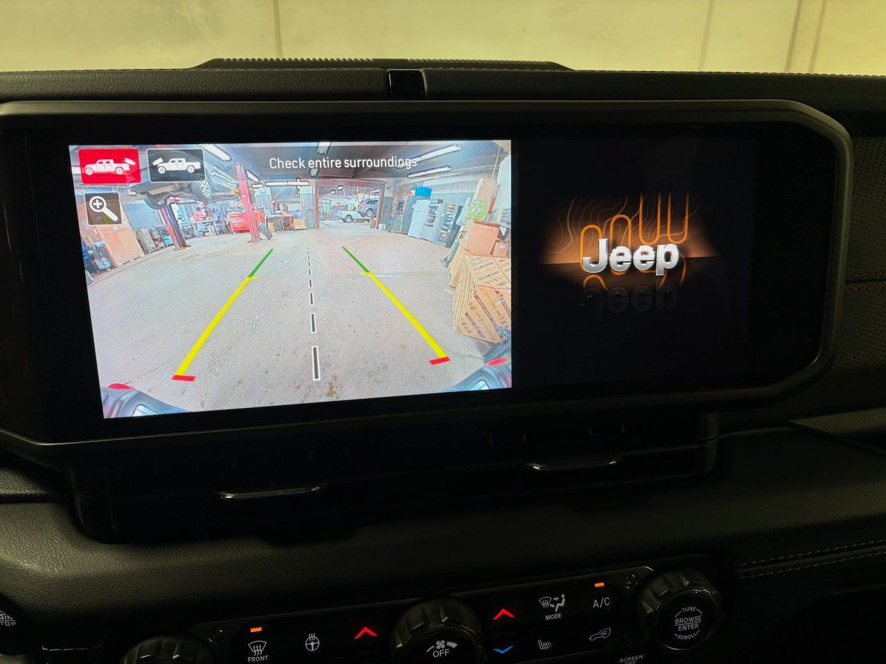 Used 2024 Jeep Gladiator Rubicon AWD/4WD image 23