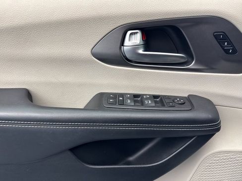 Used 2023 Chrysler Pacifica Touring-L image 10