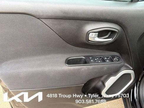 Used 2019 Jeep Renegade Latitude FWD image 14