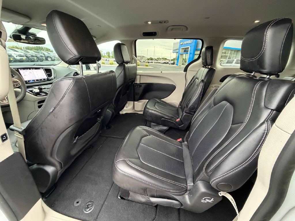 Used 2024 Chrysler Pacifica Touring-L FWD image 19