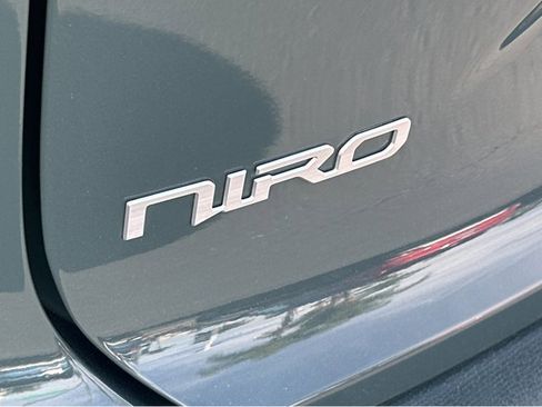 Certified 2025 Kia Niro EX image 38