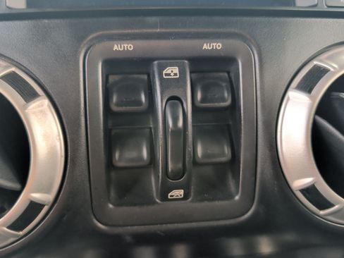 Used 2012 Jeep Wrangler Unlimited Rubicon w/ Dual Top Group AWD/4WD image 9