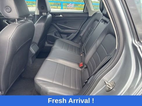 Used 2024 Volkswagen Jetta SE FWD image 3