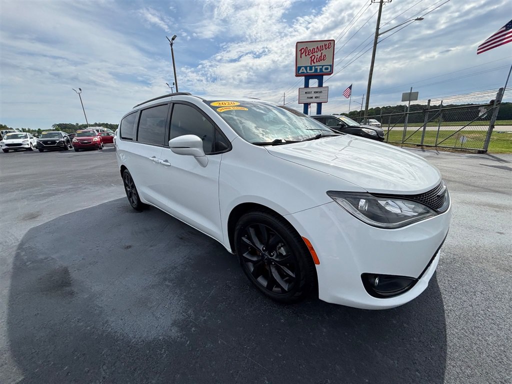 Used 2020 Chrysler Pacifica Limited w/ S Appearance Package FWD image 9