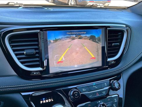 Used 2025 Chrysler Pacifica Select image 13