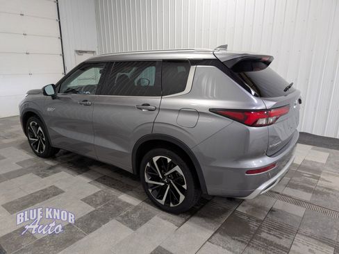 Used 2023 Mitsubishi Outlander SEL image 2