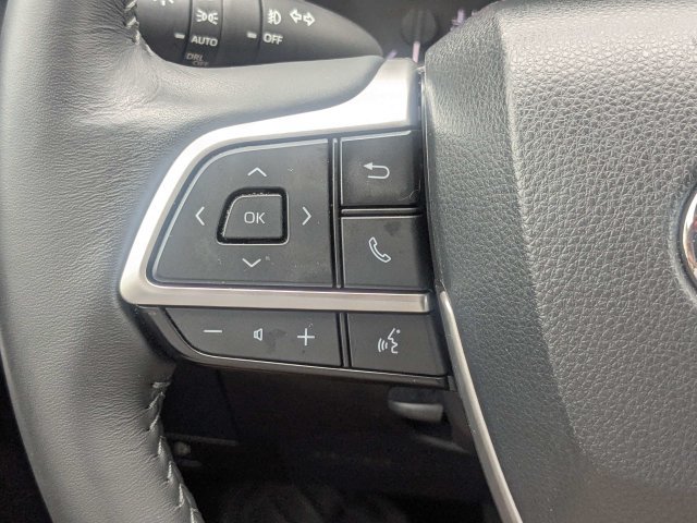 Used 2024 Toyota Highlander XLE FWD image 29