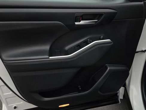 Certified 2024 Toyota Highlander XLE image 9