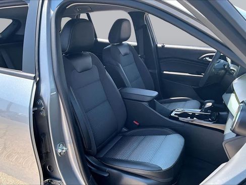 Used 2025 Chevrolet Trax LT FWD image 9