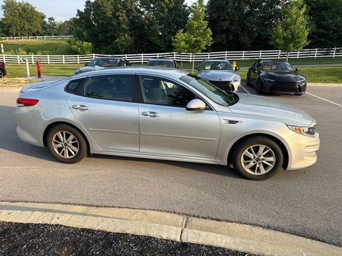 Used 2018 Kia Optima LX FWD image 2