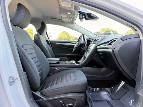 Used 2019 Ford Fusion SE FWD image 19