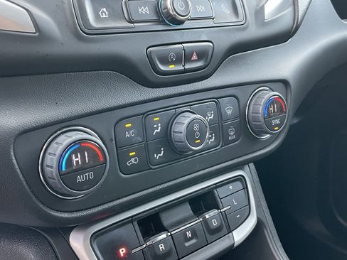 Used 2022 GMC Terrain SLE w/ Driver Convenience Package image 15