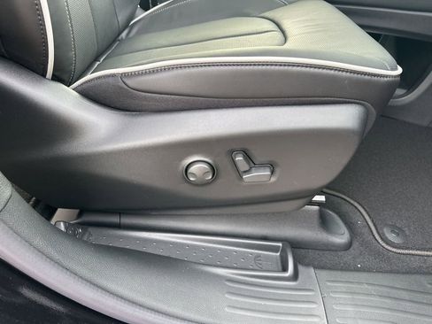 New 2026 Chrysler Pacifica Limited w/ Uconnect Theater Family Group image 61