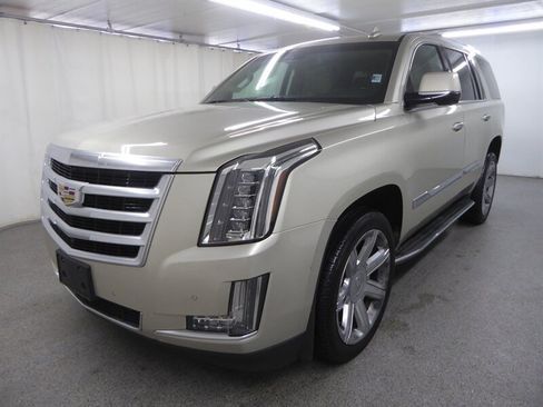 Used 2016 Cadillac Escalade Luxury AWD/4WD image 3