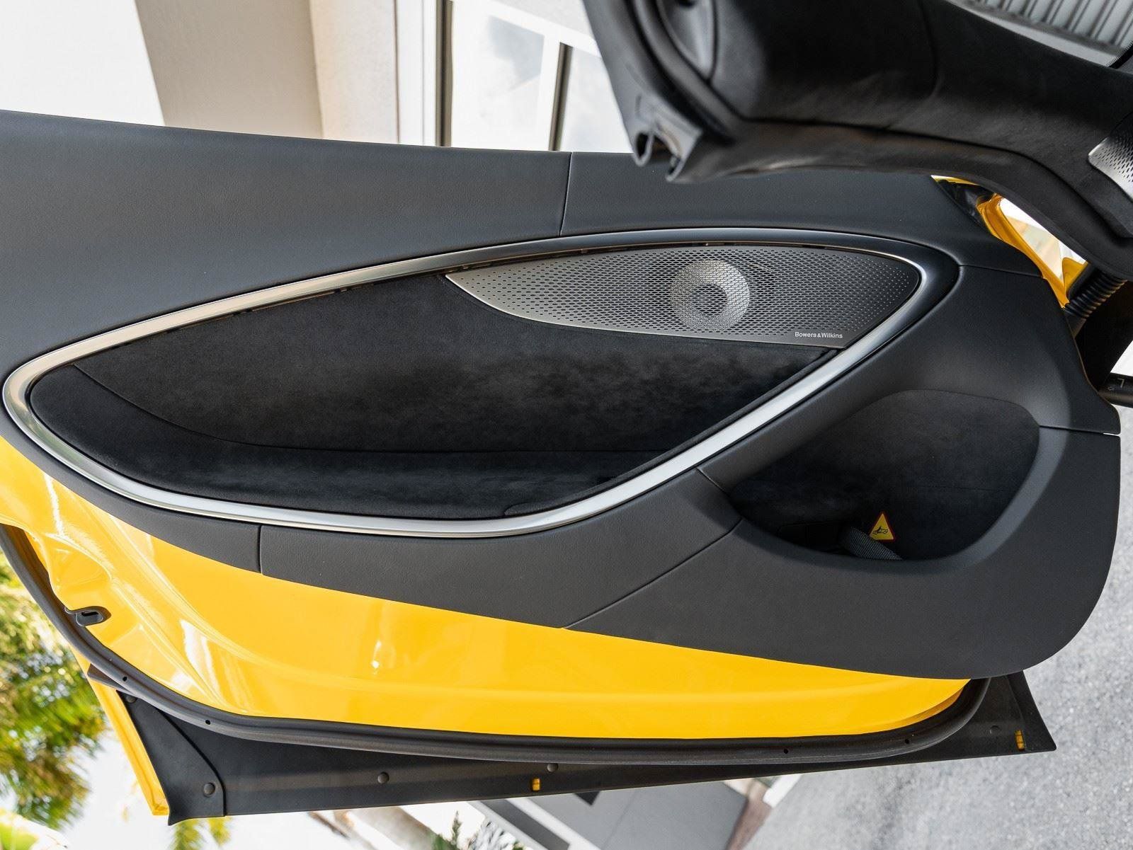 Used 2025 McLaren Artura Spider RWD image 21