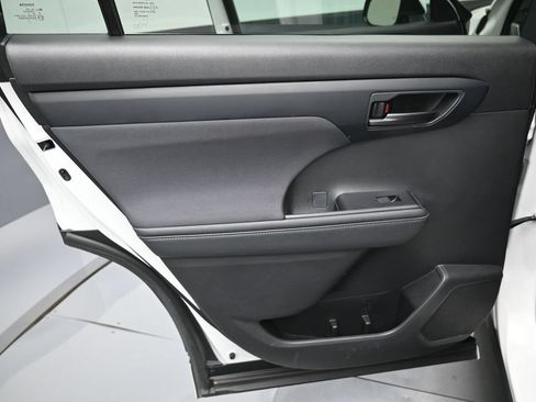 Used 2023 Toyota Highlander L FWD image 28