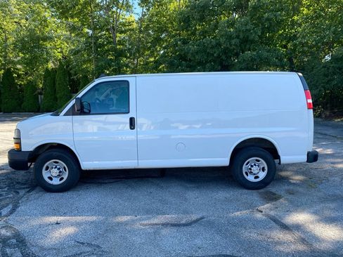 Used 2019 Chevrolet Express 2500 RWD image 2