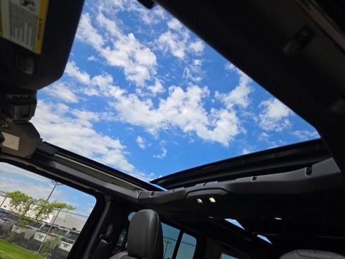 Used 2024 Jeep Wrangler Unlimited Sahara w/ Technology Group AWD/4WD image 25