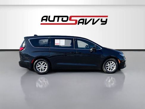 Used 2023 Chrysler Pacifica Touring FWD image 8