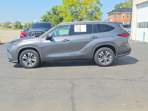 Used 2022 Toyota Highlander XLE AWD/4WD image 4