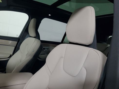 Certified 2025 Volvo XC90 B6 Plus image 25