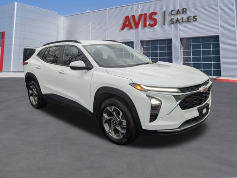 Used 2025 Chevrolet Trax LT w/ LT Convenience Package image 3