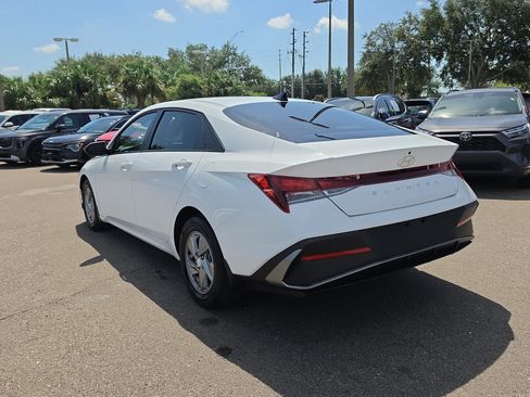 Used 2025 Hyundai Elantra SE FWD image 6