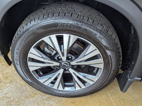 Used 2023 Nissan Rogue SV image 40