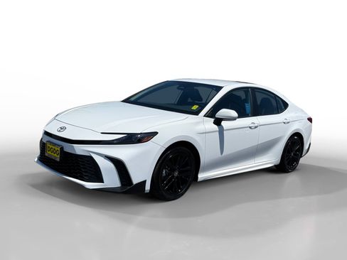 Used 2025 Toyota Camry SE FWD image 1
