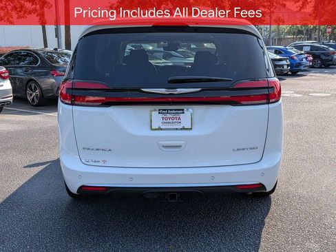 Used 2024 Chrysler Pacifica Limited w/ Uconnect Theater Family Group FWD image 5