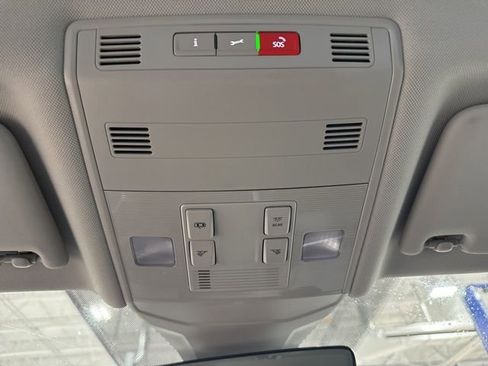 Certified 2025 Volkswagen Jetta SE image 30