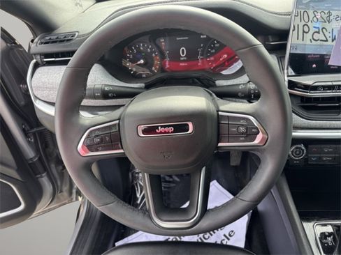 Used 2024 Jeep Compass Latitude image 12