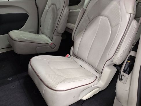 Certified 2020 Chrysler Pacifica Limited image 21