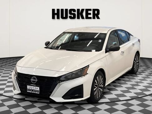 Used 2025 Nissan Altima 2.5 SV FWD image 6