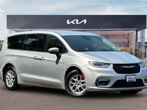 Used 2023 Chrysler Pacifica Touring-L FWD image 2