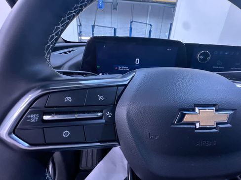 Used 2025 Chevrolet Traverse LT image 20