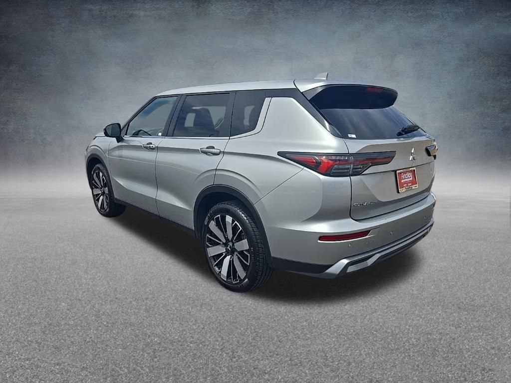 Used 2025 Mitsubishi Outlander SE FWD image 5