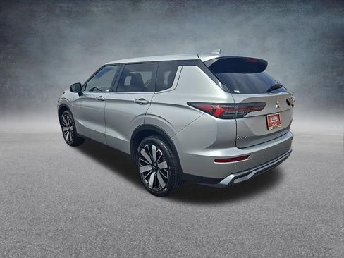 Used 2025 Mitsubishi Outlander SE FWD image 5