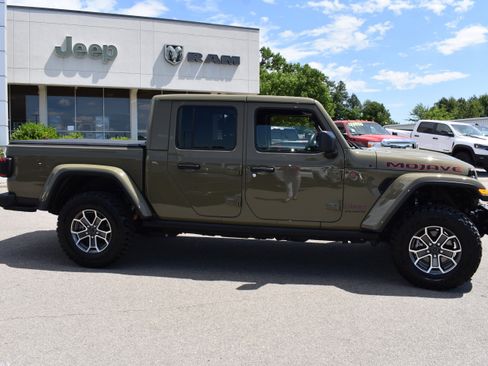 Used 2025 Jeep Gladiator Mojave image 10