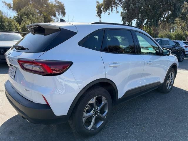 Used 2025 Ford Escape ST-Line Select AWD/4WD image 3