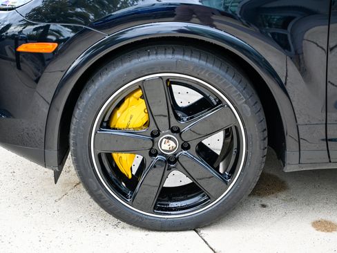 Used 2016 Porsche Cayenne Turbo S AWD/4WD image 9