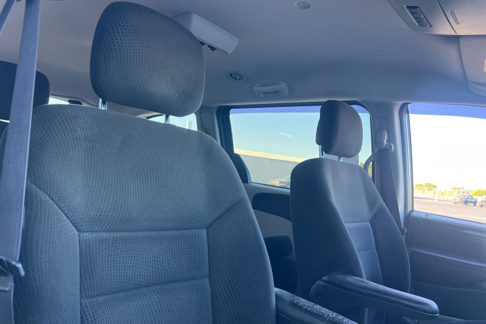 Used 2016 Dodge Grand Caravan SXT w/ UConnect Hands-Free Group FWD image 23