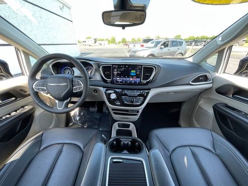 Used 2024 Chrysler Pacifica Touring-L FWD image 3