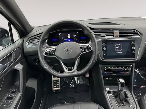 Used 2023 Volkswagen Tiguan SE R-Line image 12