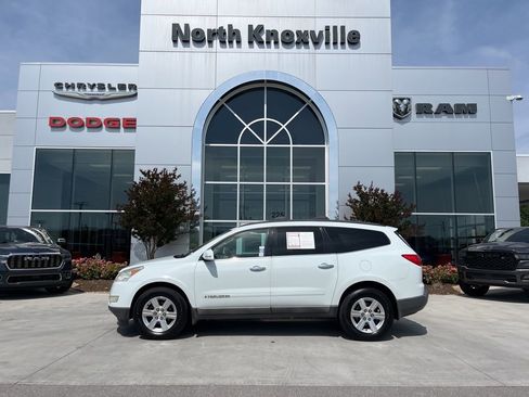 Used 2009 Chevrolet Traverse LT FWD image 2