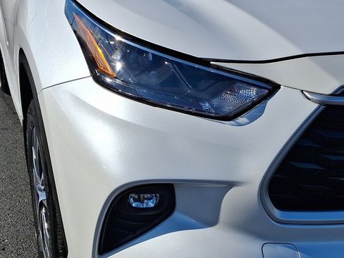 Used 2023 Toyota Highlander XLE image 7