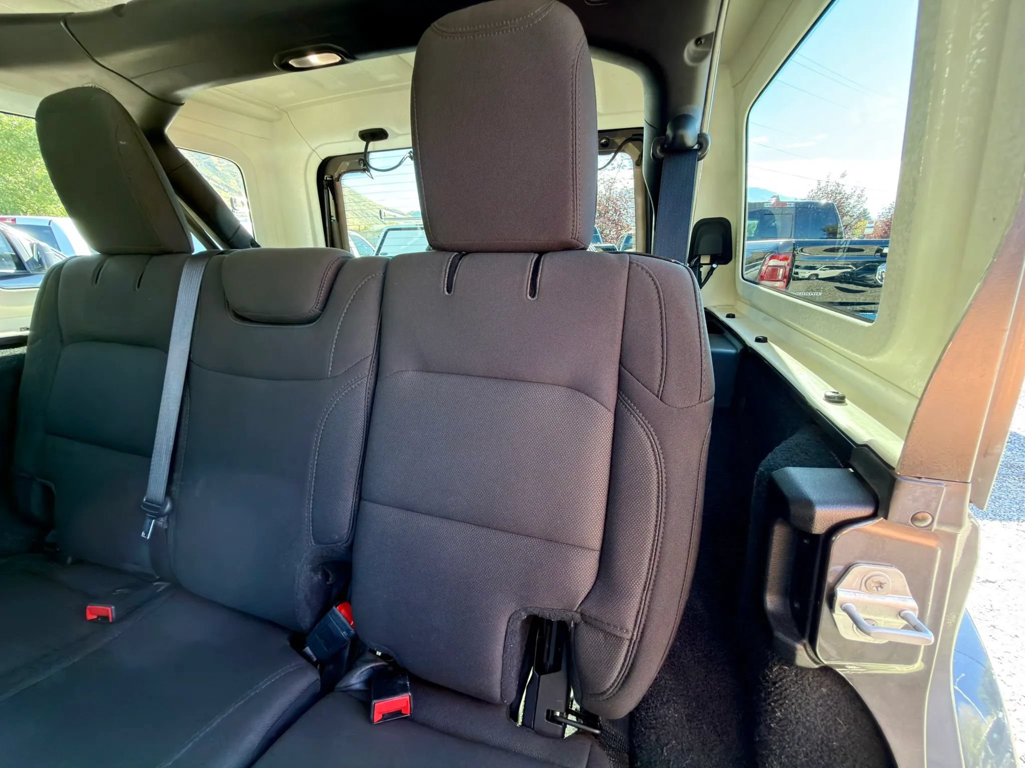 Used 2019 Jeep Wrangler Unlimited Sahara w/ Safety Group AWD/4WD image 31
