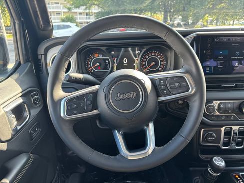 Used 2025 Jeep Wrangler Unlimited Sahara AWD/4WD image 28