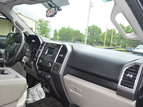 Used 2015 Ford F150 XLT image 18