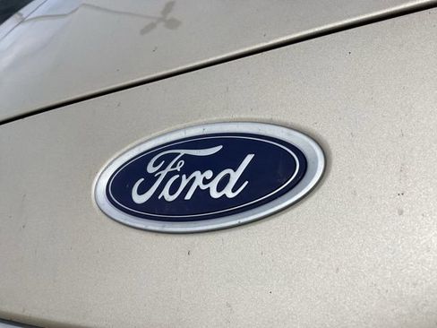 Used 2017 Ford Fusion SE w/ Fusion SE Technology Package image 3